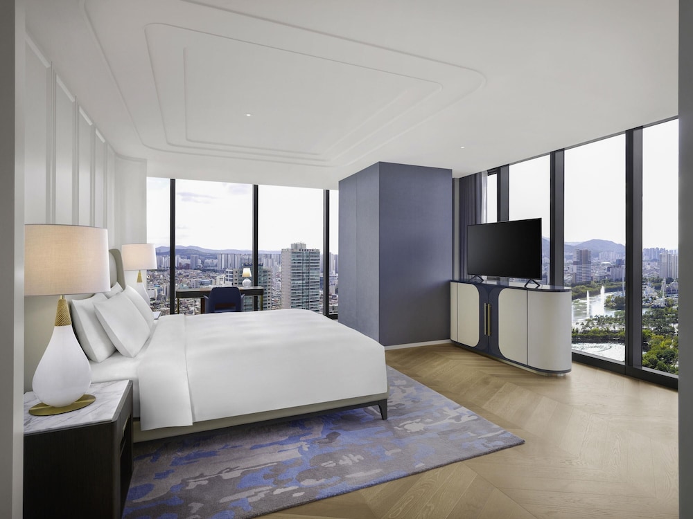 Suite Opera con Acceso Club Millésime, 1 Cama King Size, Vista al Lago del hotel Sofitel Ambassador Seoul and Serviced Residences. Foto 15