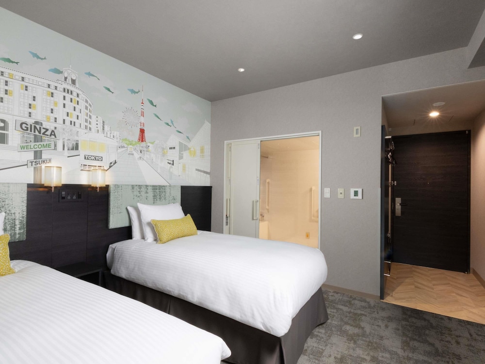 Habitación Superior con 2 camas individuales y 1 sofá - cama del hotel ibis Styles Tokyo Ginza East. Foto 1