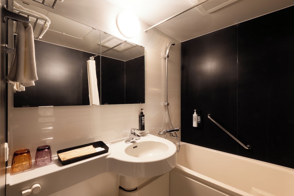 Habitación Superior con 2 camas individuales y 1 sofá - cama del hotel ibis Styles Tokyo Ginza East. Foto 18