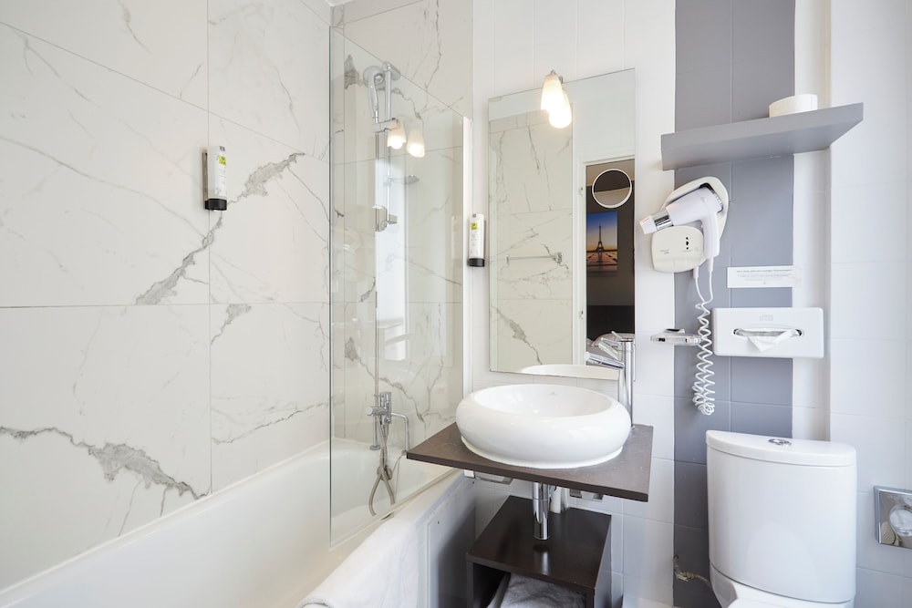 Habitación con 2 camas individuales del hotel Jardin de Villiers. Foto 4
