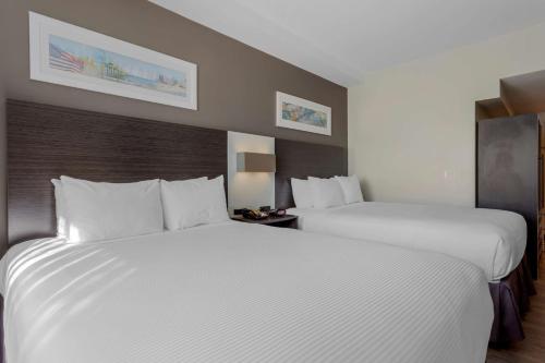 Queen Room with Two Queen Beds with Roll - In Shower - Mobility Access del hotel Best Western Plus Brooklyn Bay. Foto 3