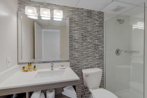 Habitación con ducha a ras de suelo, adaptada para personas de movilidad reducida - Cama extragrande del hotel Best Western Plus Brooklyn Bay. Foto 2