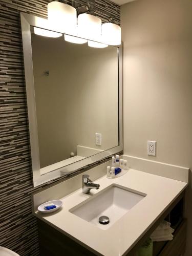 Habitación con cama extragrande - No fumadores del hotel Best Western Plus Brooklyn Bay. Foto 8