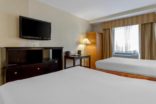 Habitación doble 2 Camas queen Normal del hotel Best Western Plus Brooklyn Bay. Foto 2