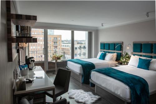 Alojamiento Doble Deluxe Signature Collection con terraza y vistas a Brooklyn del hotel Le Bleu. Foto 1
