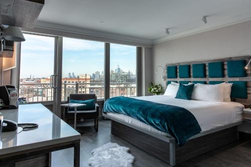 Habitación Deluxe Signature Collection con terraza y vistas a Manhattan - Cama extragrande del hotel Le Bleu