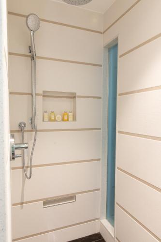 Alojamiento Signature Collection con 2 camas dobles del hotel Le Bleu. Foto 3