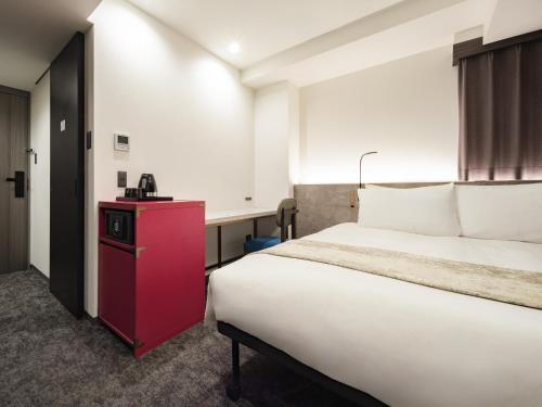 Habitación Esquinera con cama extragrande del hotel the b ginza. Foto 4