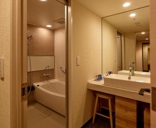 Habitación Doble Deluxe - No fumadores - 2 camas del hotel Jr West Group Via Inn Prime Kyotoeki Hachijoguchi
