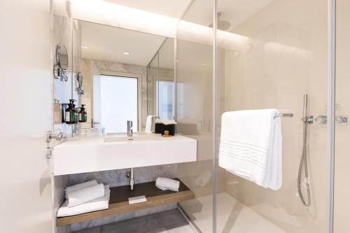 Habitación Doble Premium con cama grande y balcón del hotel Crowne Plaza Caparica Lisbon, An Ihg. Foto 1
