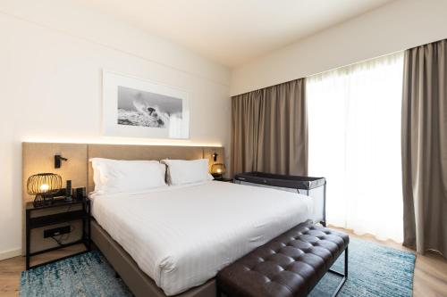 Habitación Doble Premium con cama grande y balcón del hotel Crowne Plaza Caparica Lisbon, An Ihg. Foto 2