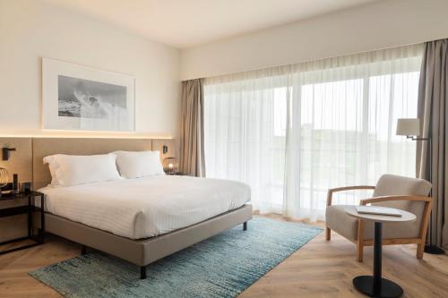 Habitación Doble Premium con cama grande y balcón del hotel Crowne Plaza Caparica Lisbon, An Ihg. Foto 3