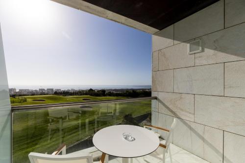 Habitación Doble Estándar con balcón y vistas al mar - 2 camas del hotel Crowne Plaza Caparica Lisbon, An Ihg. Foto 1