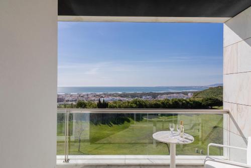 Habitación Doble Estándar con balcón y vistas al mar - 2 camas del hotel Crowne Plaza Caparica Lisbon, An Ihg. Foto 4
