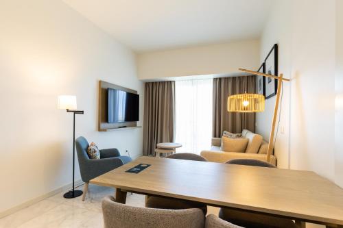 Suite de 1 dormitorio del hotel Crowne Plaza Caparica Lisbon, An Ihg. Foto 3