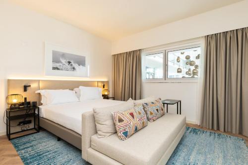 Habitación Doble Prémium con vistas al interior del hotel Crowne Plaza Caparica Lisbon, An Ihg