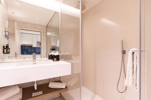 Habitación Doble Prémium con vistas al interior del hotel Crowne Plaza Caparica Lisbon, An Ihg. Foto 1