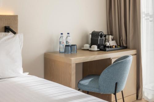 Habitación Doble Estándar con balcón y ducha a ras de suelo - 2 camas del hotel Crowne Plaza Caparica Lisbon, An Ihg. Foto 2