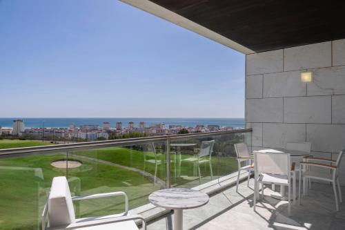 Suite de 1 dormitorio con vistas al mar del hotel Crowne Plaza Caparica Lisbon, An Ihg. Foto 3
