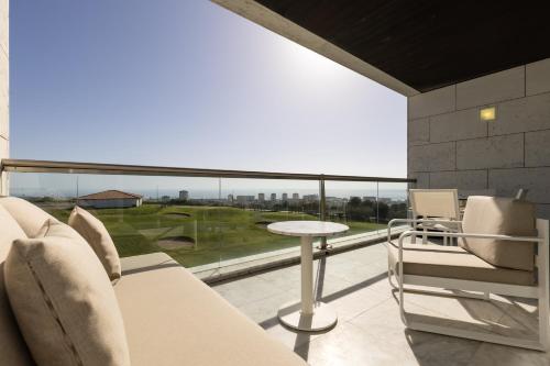 Suite de 1 dormitorio con vistas al mar del hotel Crowne Plaza Caparica Lisbon, An Ihg. Foto 6