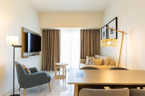 Suite de 1 dormitorio con vistas al mar del hotel Crowne Plaza Caparica Lisbon, An Ihg. Foto 8