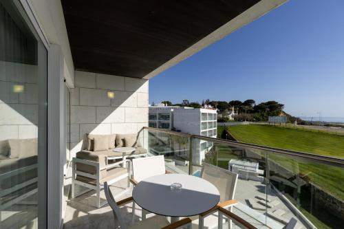Suite de 1 dormitorio con vistas al mar del hotel Crowne Plaza Caparica Lisbon, An Ihg. Foto 9