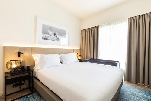 Suite de 1 dormitorio con vistas al mar del hotel Crowne Plaza Caparica Lisbon, An Ihg. Foto 10