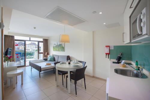 One - Bedroom Apartment with Limited Sea View del hotel Grupotel Revoli. Foto 1