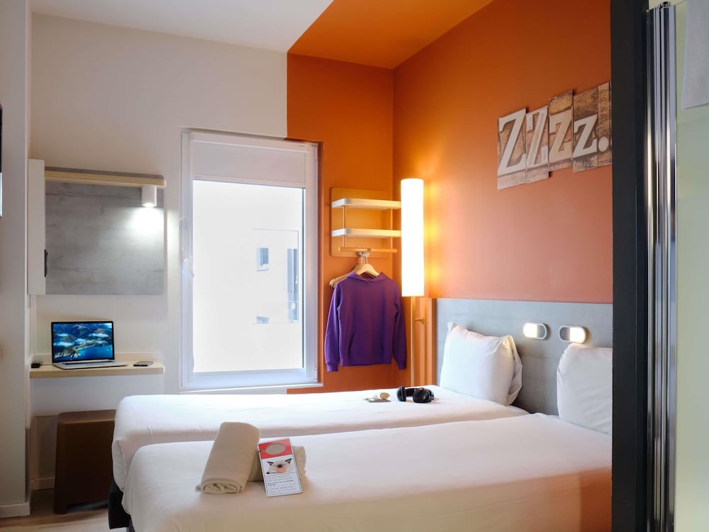 Habitación estándar con 2 camas individuales, 2 camas individuales del hotel ibis budget Bilbao City