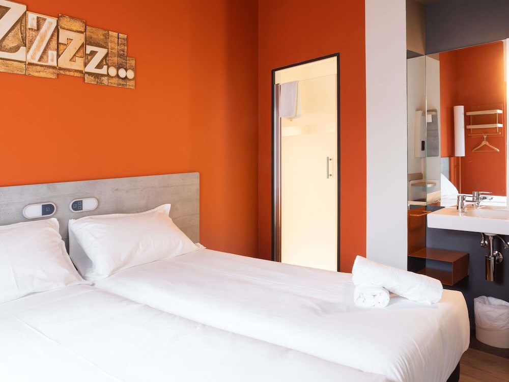 Habitación estándar con 2 camas individuales, 2 camas individuales del hotel ibis budget Bilbao City. Foto 1