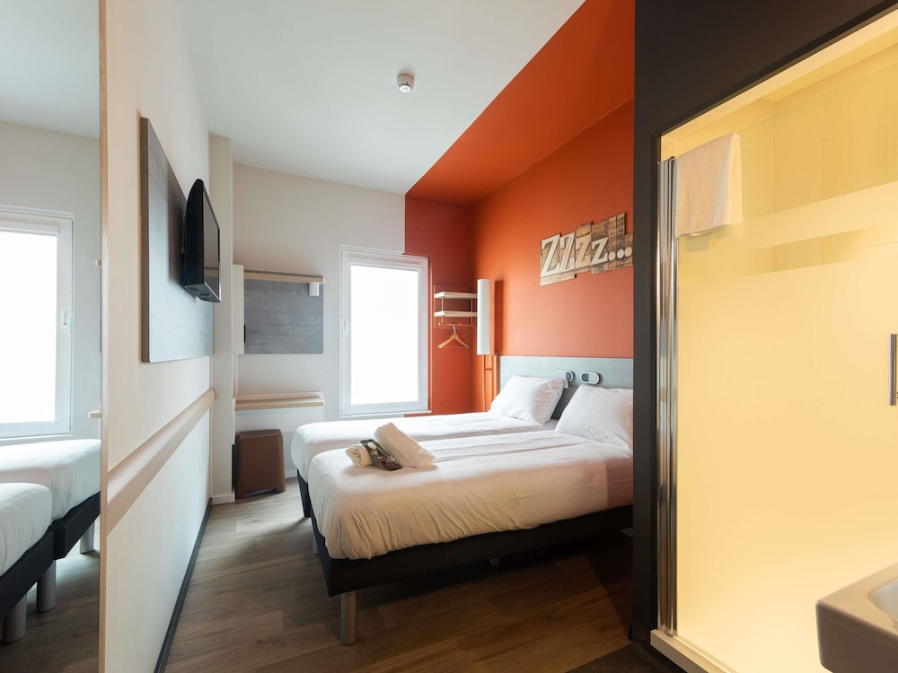 Habitación estándar con 2 camas individuales, 2 camas individuales del hotel ibis budget Bilbao City. Foto 3