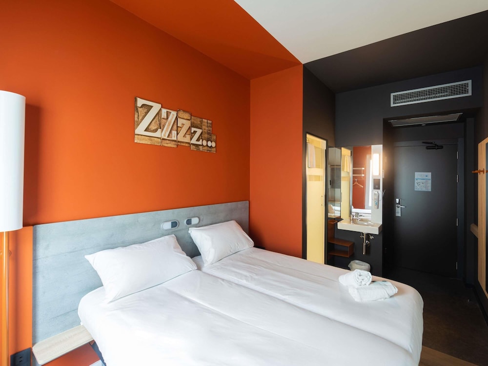 Habitación estándar con 2 camas individuales, 2 camas individuales del hotel ibis budget Bilbao City. Foto 5
