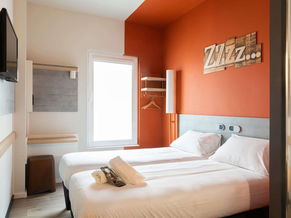 Habitación estándar con 2 camas individuales, 2 camas individuales del hotel ibis budget Bilbao City. Foto 6