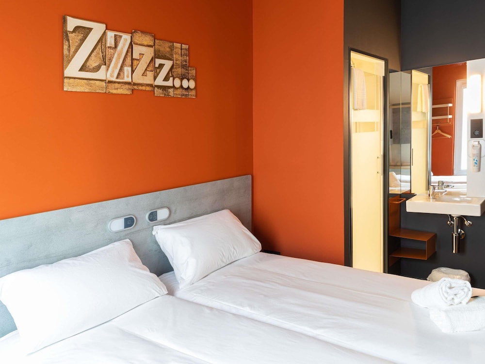 Habitación estándar con 2 camas individuales, 2 camas individuales del hotel ibis budget Bilbao City. Foto 7