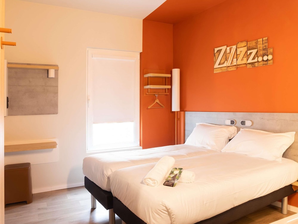 Habitación estándar con 2 camas individuales, 2 camas individuales del hotel ibis budget Bilbao City. Foto 8