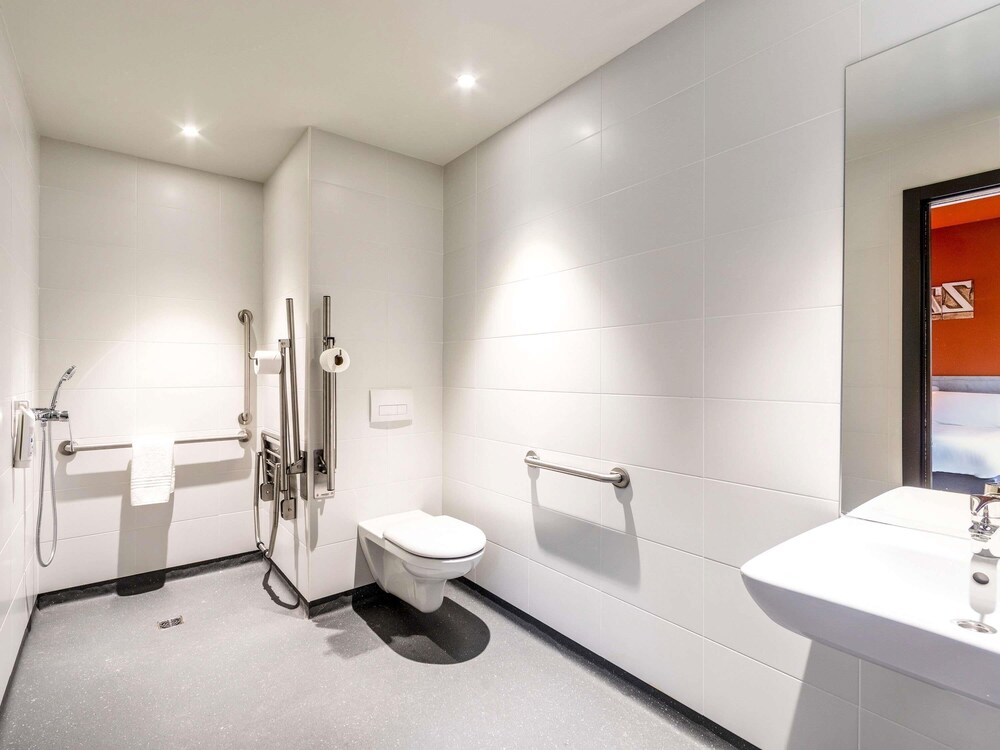 Habitación Doble Adaptada del hotel ibis budget Bilbao City. Foto 5