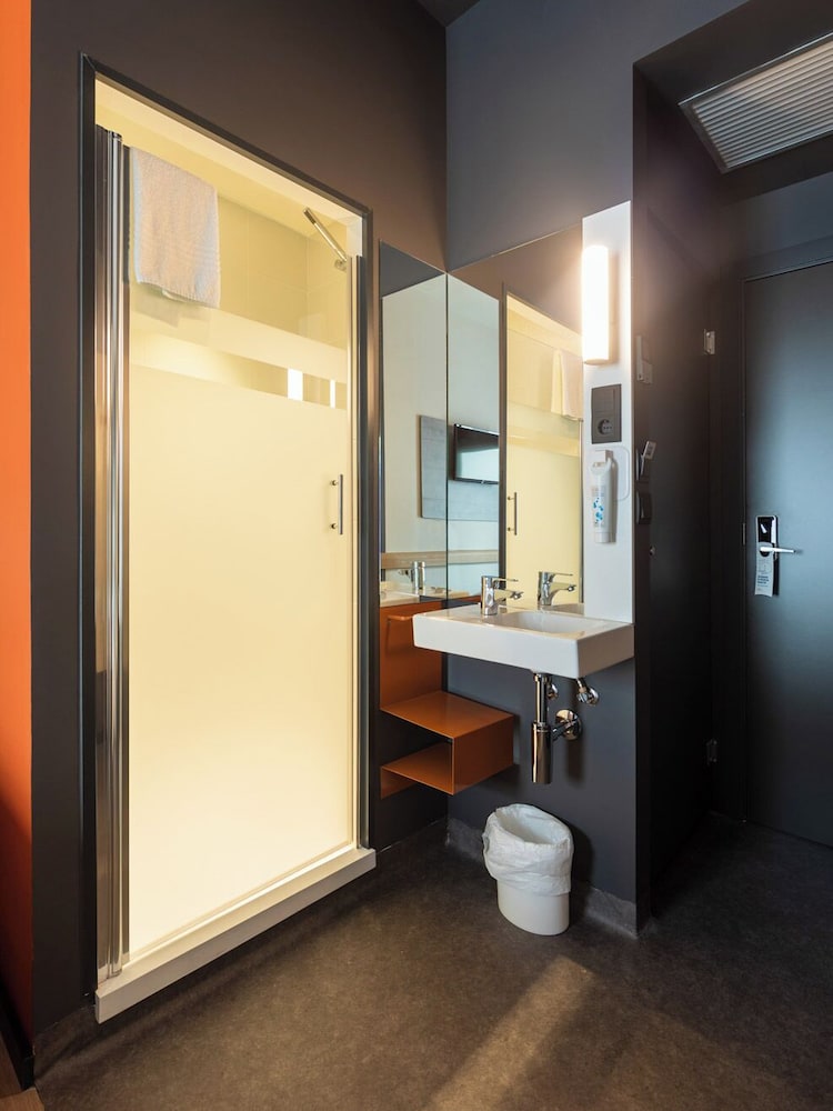 Habitación estándar con 2 camas individuales, 2 camas individuales del hotel ibis budget Bilbao City. Foto 9