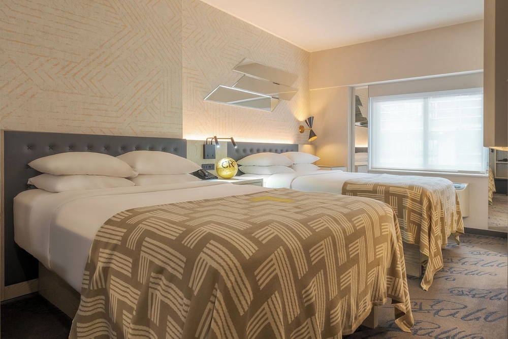 Habitación doble superior, 2 camas dobles del hotel Pestana CR7 Times Square. Foto 3