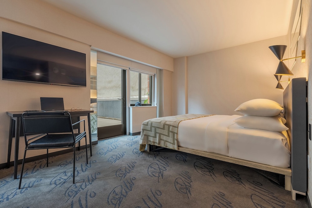 Junior Suite with Balcony and View del hotel Pestana CR7 Times Square. Foto 3