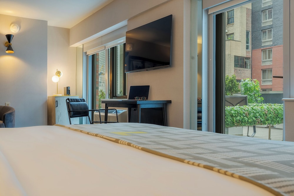 Junior Suite with Balcony and View del hotel Pestana CR7 Times Square. Foto 6
