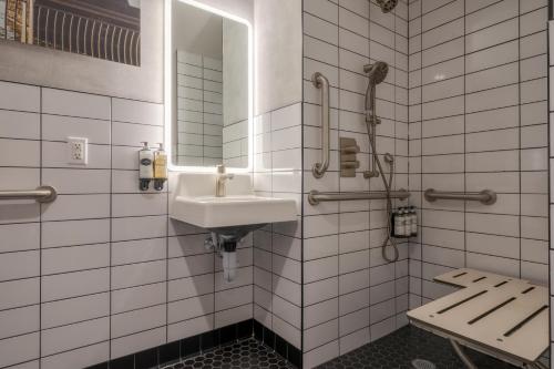 Habitación Confort con vistas a la calle - Adaptada para personas con movilidad reducida del hotel Pestana CR7 Times Square