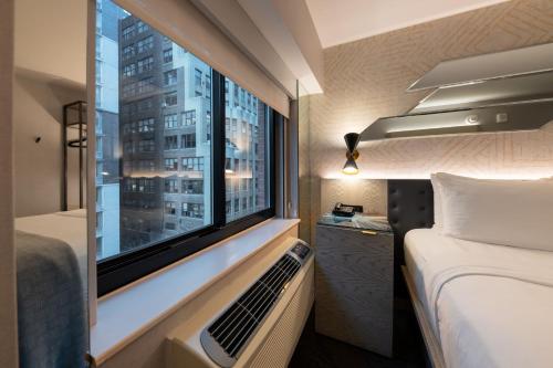 Habitación Confort con vistas a la calle del hotel Pestana CR7 Times Square. Foto 3