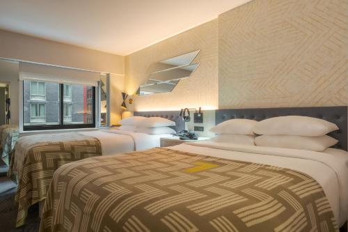 Habitación Doble Confort accesible según la ADA - 2 camas dobles del hotel Pestana CR7 Times Square. Foto 1