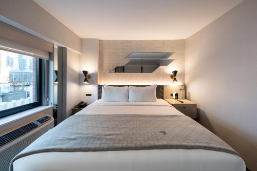 Habitación Superior accesible según la ADA - 1 cama extragrande - Planta superior del hotel Pestana CR7 Times Square. Foto 3