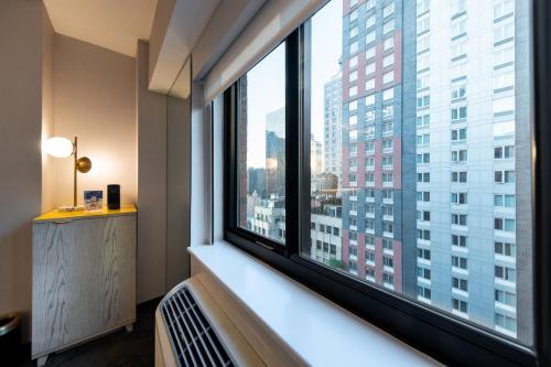 Habitación Superior accesible según la ADA - 1 cama extragrande - Planta superior del hotel Pestana CR7 Times Square. Foto 6