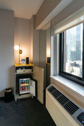 Habitación Deluxe con cama extragrande del hotel Pestana CR7 Times Square. Foto 4