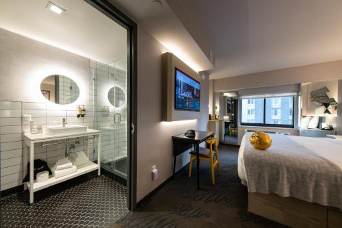 Habitación Deluxe con cama extragrande del hotel Pestana CR7 Times Square. Foto 6