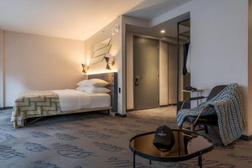 Suite Junior accesible según la ADA con balcón y vistas del hotel Pestana CR7 Times Square. Foto 3