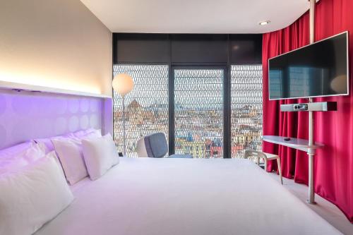 Alojamiento Deluxe con vistas de Barcelona del hotel Barceló Raval. Foto 2