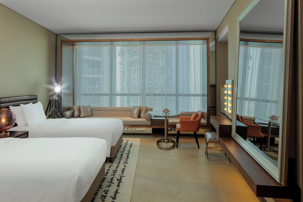 Habitación Scene con dos camas del hotel Paramount Dubai